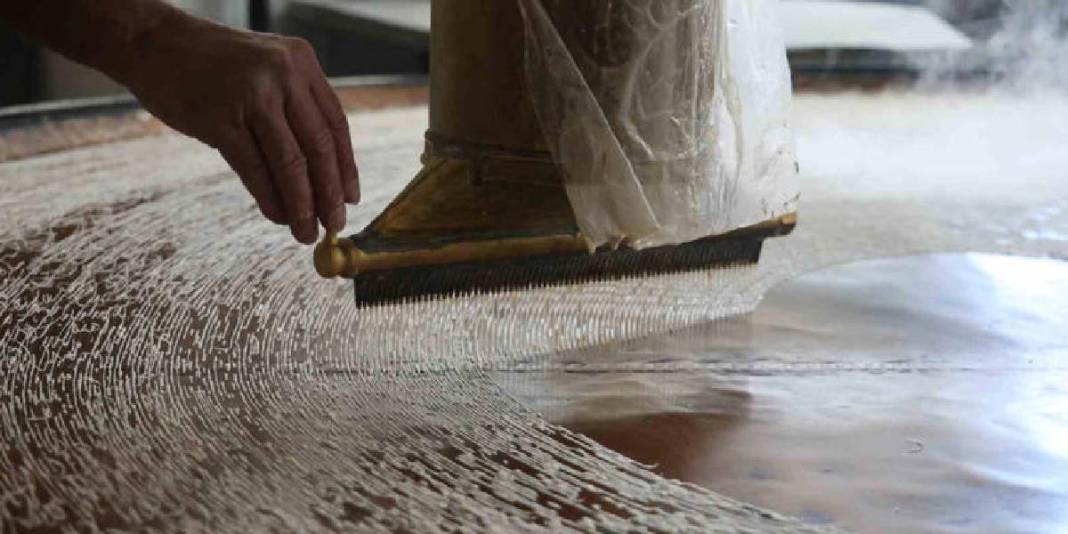 45 yıllık bakır tepsi geleneğiyle pişiyor: Kilosu 180 TL 3